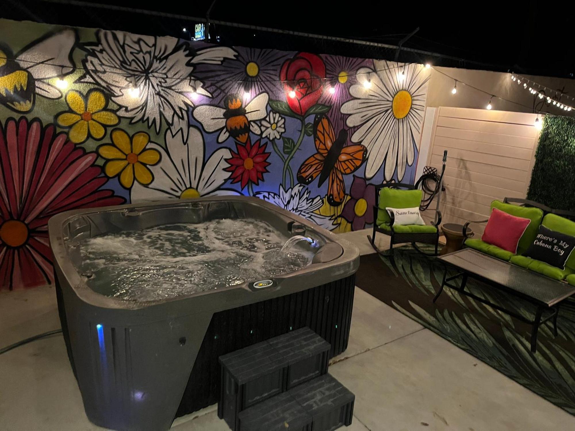 Bohemian Chic An Eclectic Escape-Hot Tub-Pet Friendly-No Pet Fees! Villa แอลบูเคอร์คี ภายนอก รูปภาพ