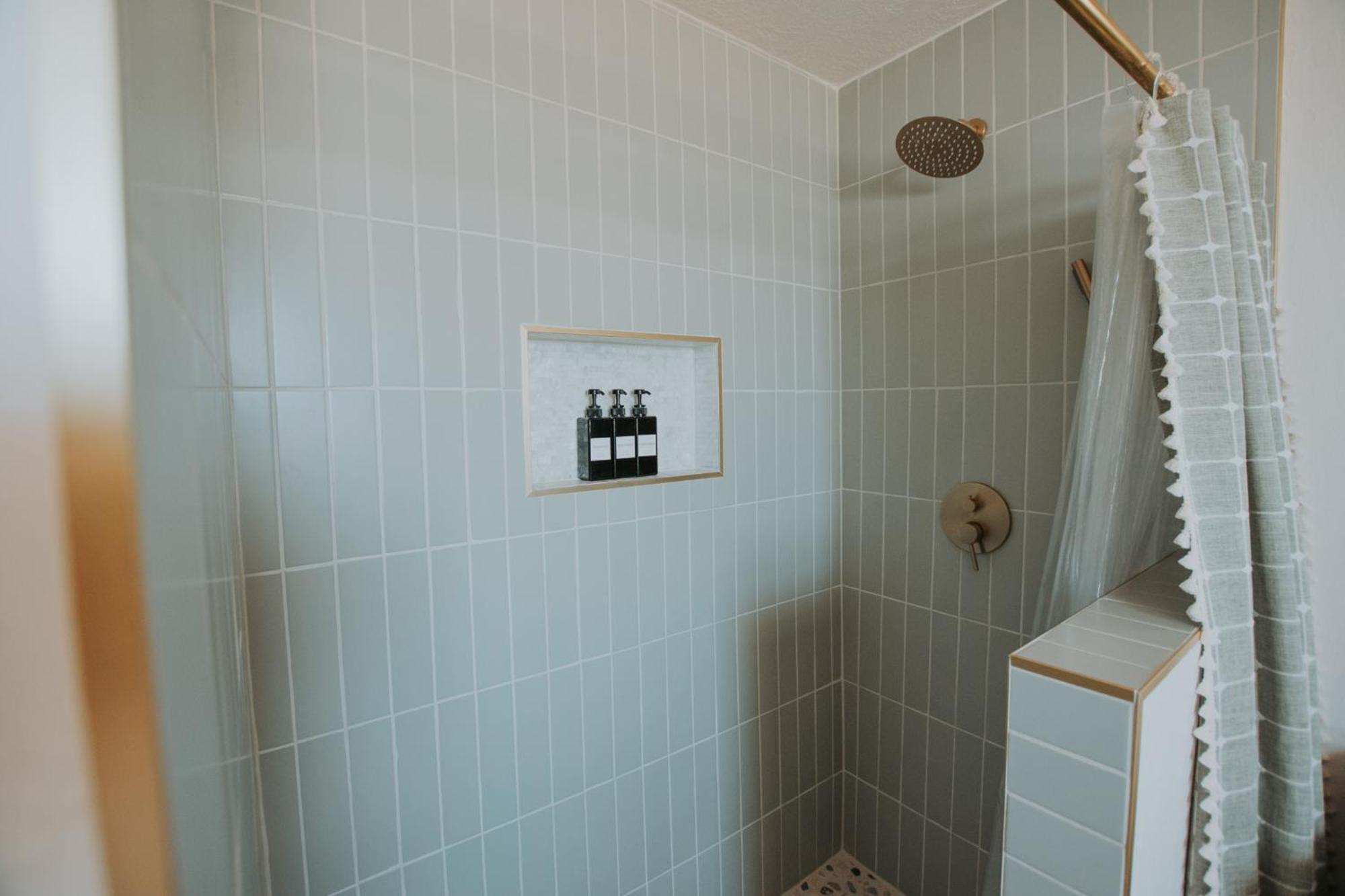 Bohemian Chic An Eclectic Escape-Hot Tub-Pet Friendly-No Pet Fees! Villa แอลบูเคอร์คี ภายนอก รูปภาพ