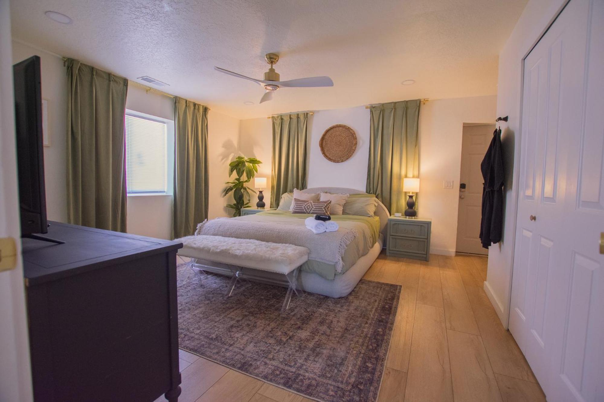 Bohemian Chic An Eclectic Escape-Hot Tub-Pet Friendly-No Pet Fees! Villa แอลบูเคอร์คี ภายนอก รูปภาพ
