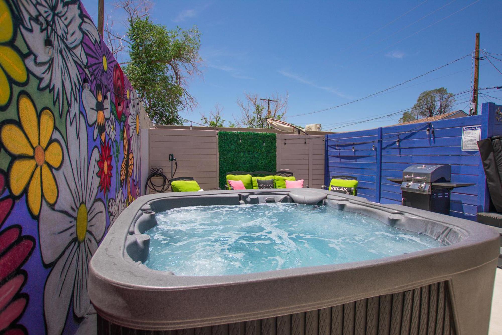 Bohemian Chic An Eclectic Escape-Hot Tub-Pet Friendly-No Pet Fees! Villa แอลบูเคอร์คี ภายนอก รูปภาพ