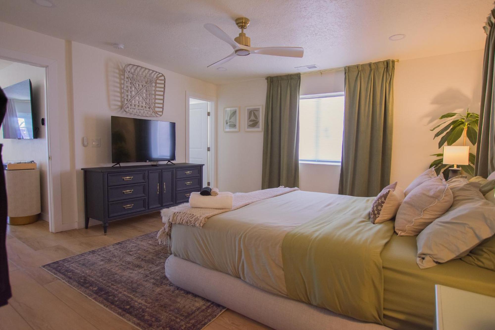 Bohemian Chic An Eclectic Escape-Hot Tub-Pet Friendly-No Pet Fees! Villa แอลบูเคอร์คี ภายนอก รูปภาพ