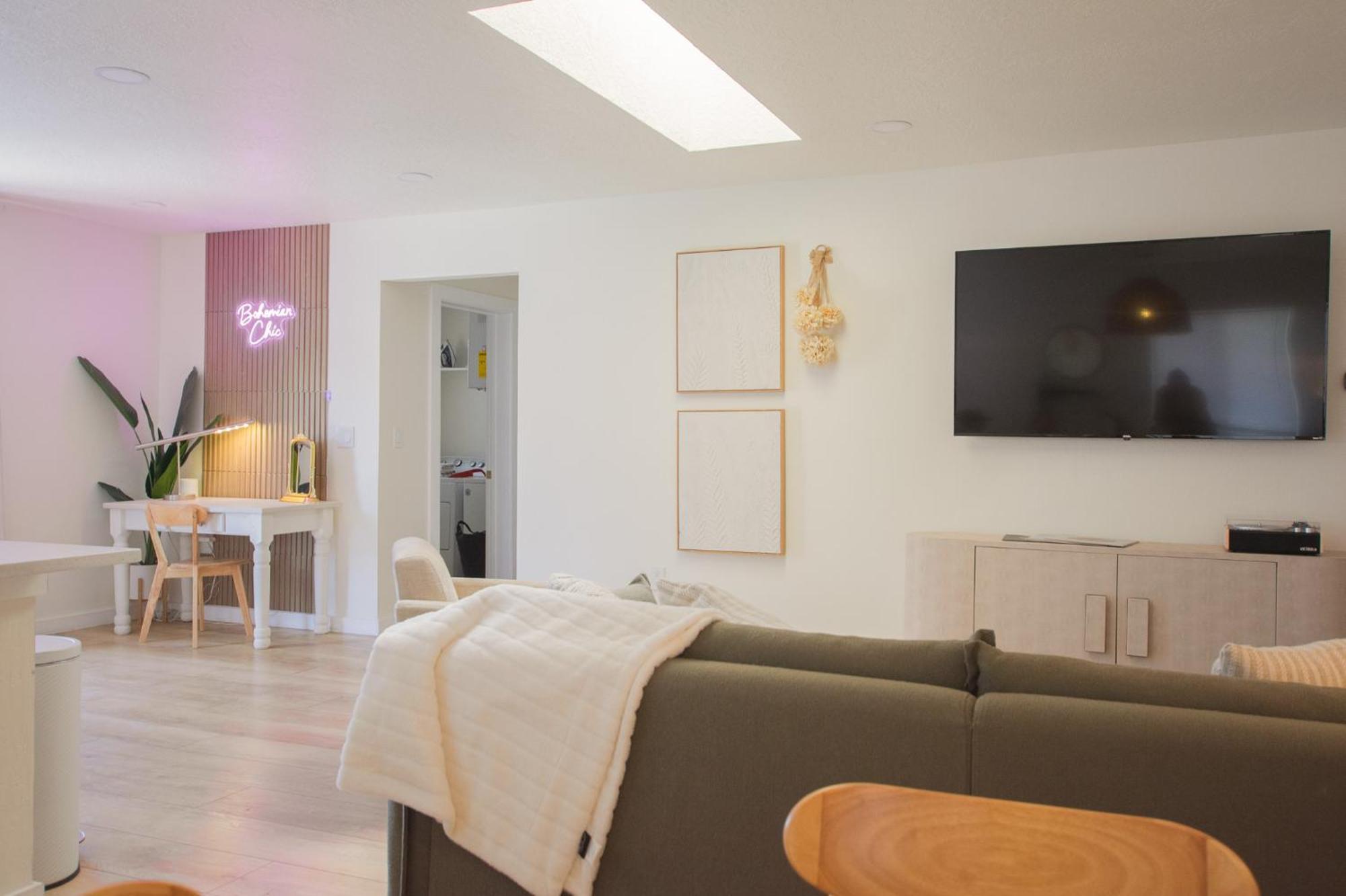 Bohemian Chic An Eclectic Escape-Hot Tub-Pet Friendly-No Pet Fees! Villa แอลบูเคอร์คี ภายนอก รูปภาพ