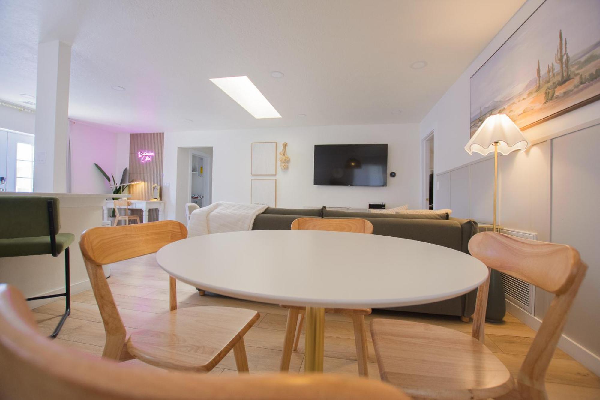 Bohemian Chic An Eclectic Escape-Hot Tub-Pet Friendly-No Pet Fees! Villa แอลบูเคอร์คี ภายนอก รูปภาพ