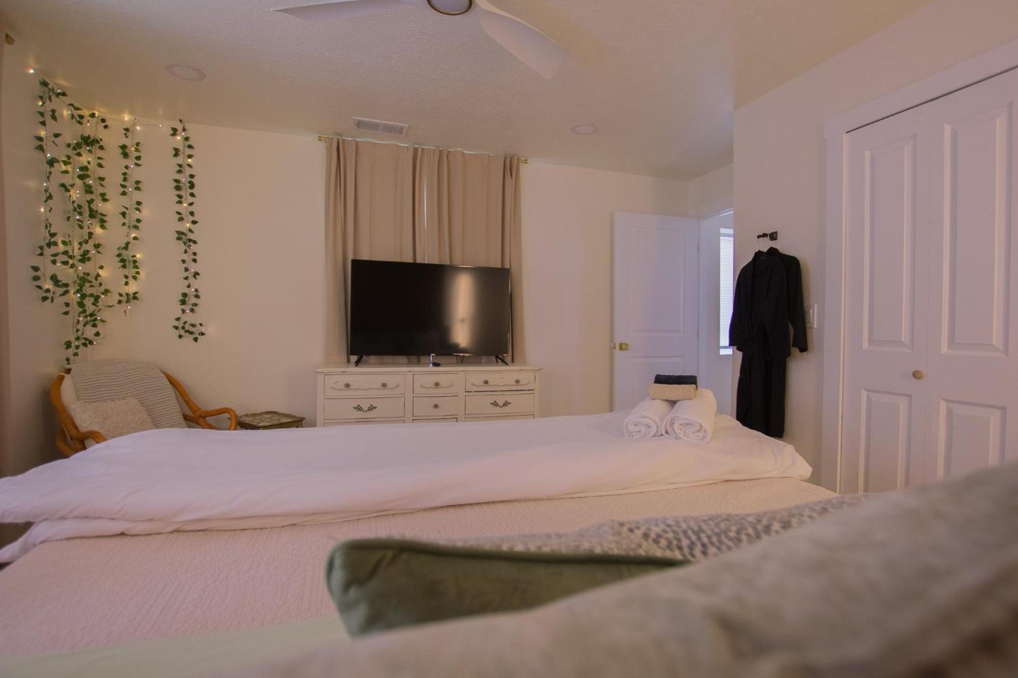 Bohemian Chic An Eclectic Escape-Hot Tub-Pet Friendly-No Pet Fees! Villa แอลบูเคอร์คี ภายนอก รูปภาพ