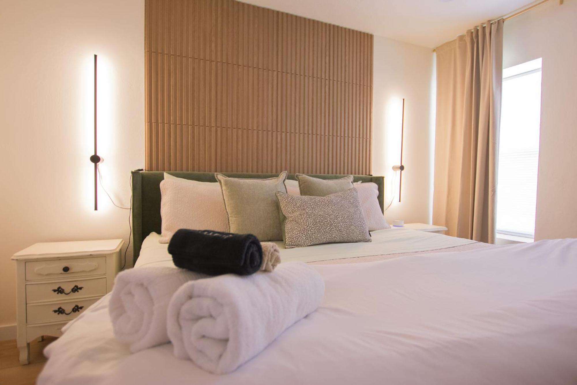 Bohemian Chic An Eclectic Escape-Hot Tub-Pet Friendly-No Pet Fees! Villa แอลบูเคอร์คี ภายนอก รูปภาพ