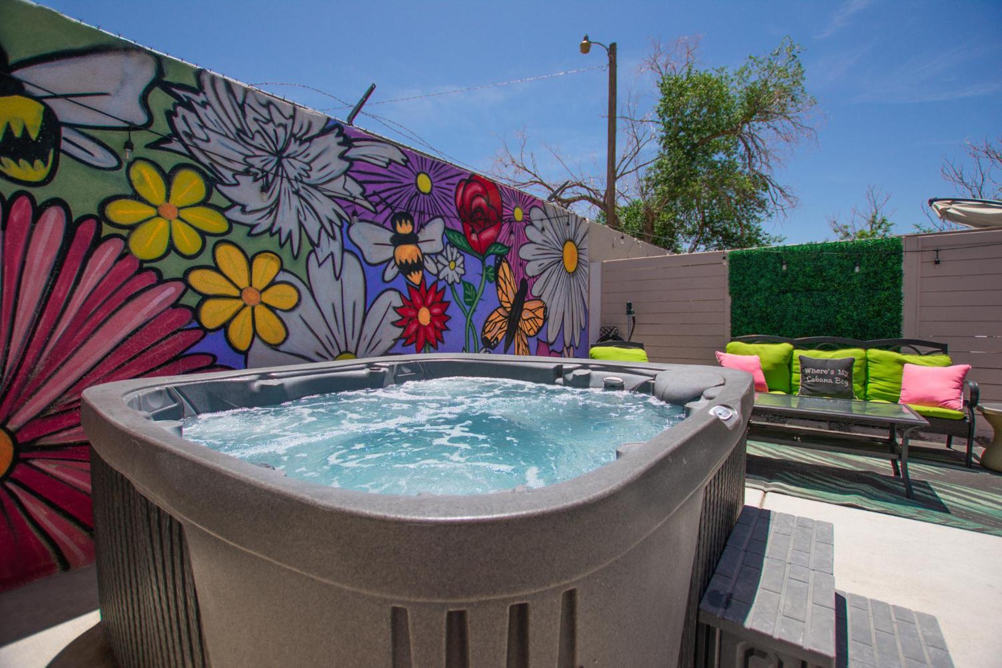 Bohemian Chic An Eclectic Escape-Hot Tub-Pet Friendly-No Pet Fees! Villa แอลบูเคอร์คี ภายนอก รูปภาพ
