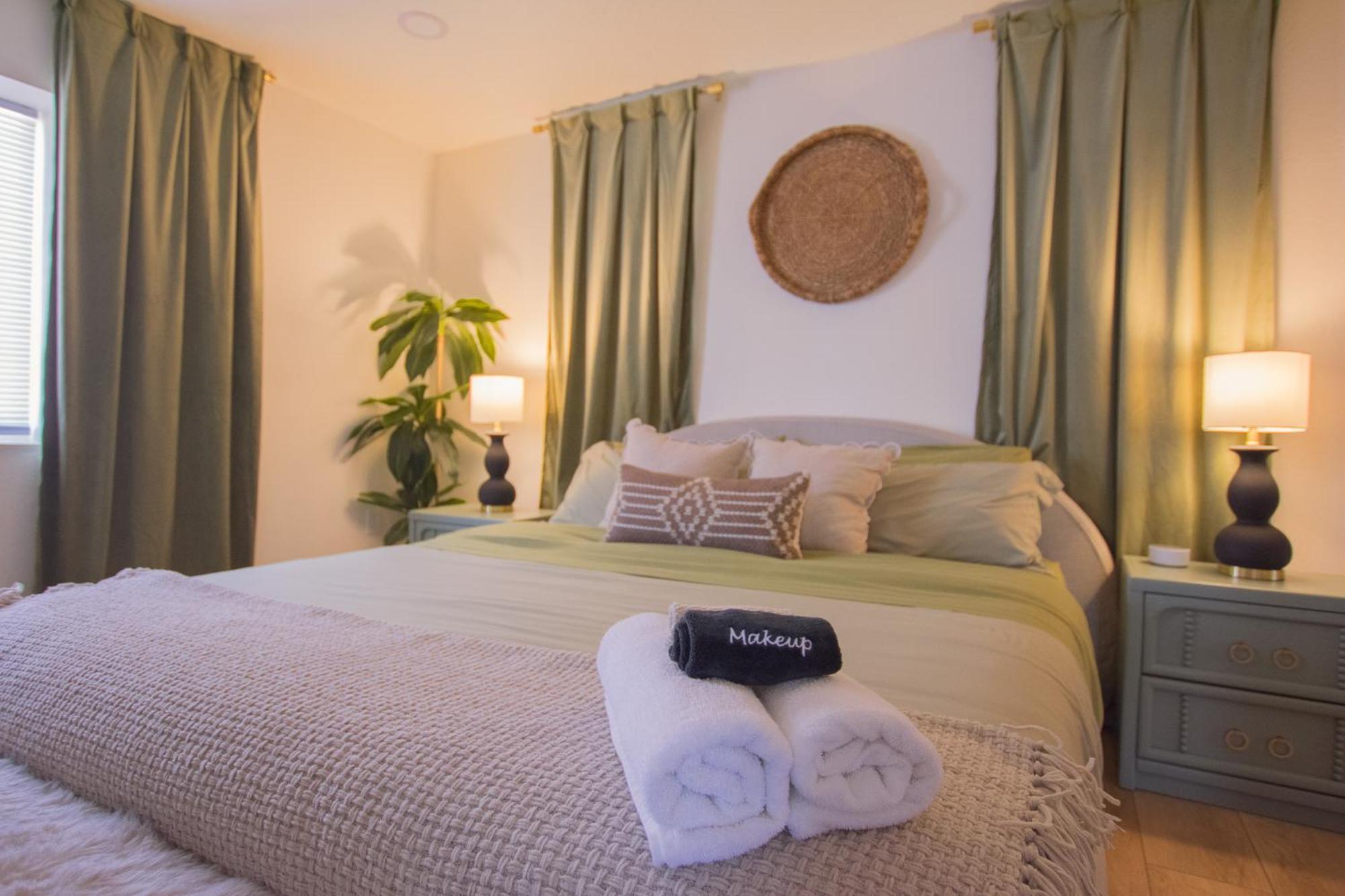 Bohemian Chic An Eclectic Escape-Hot Tub-Pet Friendly-No Pet Fees! Villa แอลบูเคอร์คี ภายนอก รูปภาพ