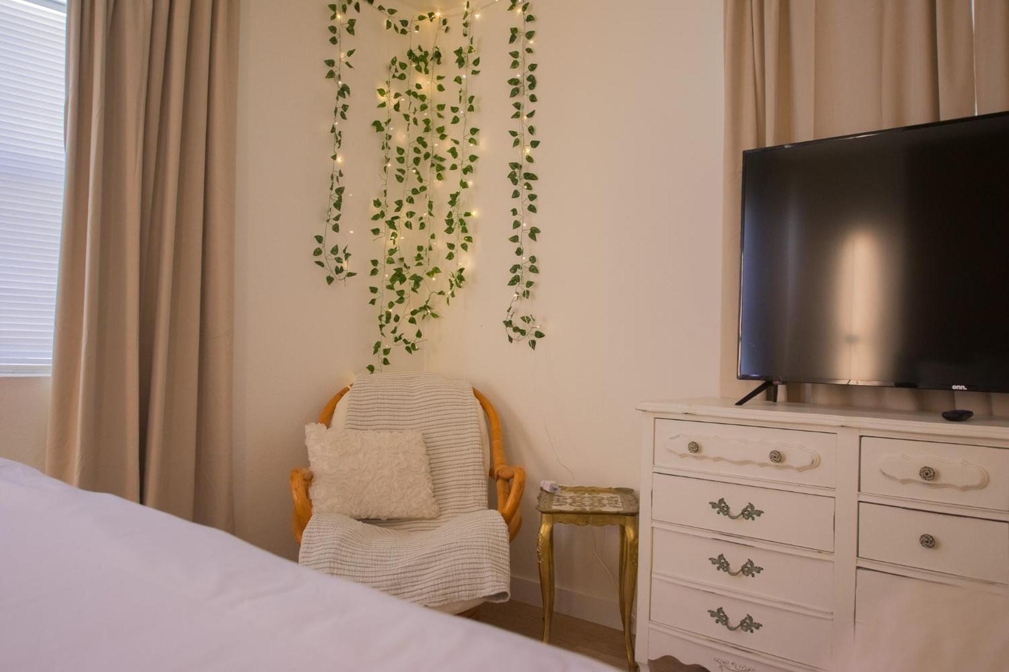 Bohemian Chic An Eclectic Escape-Hot Tub-Pet Friendly-No Pet Fees! Villa แอลบูเคอร์คี ภายนอก รูปภาพ