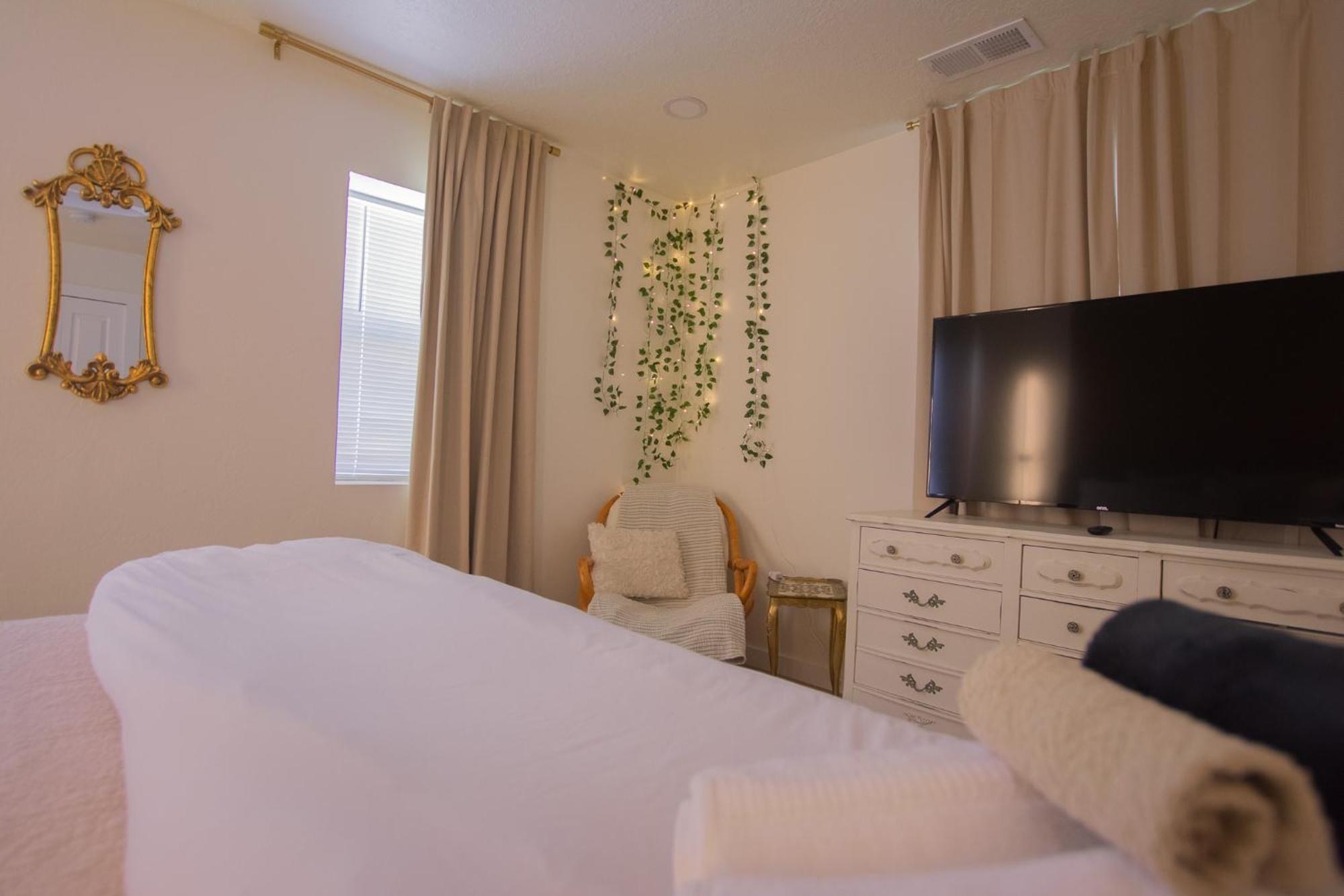 Bohemian Chic An Eclectic Escape-Hot Tub-Pet Friendly-No Pet Fees! Villa แอลบูเคอร์คี ภายนอก รูปภาพ
