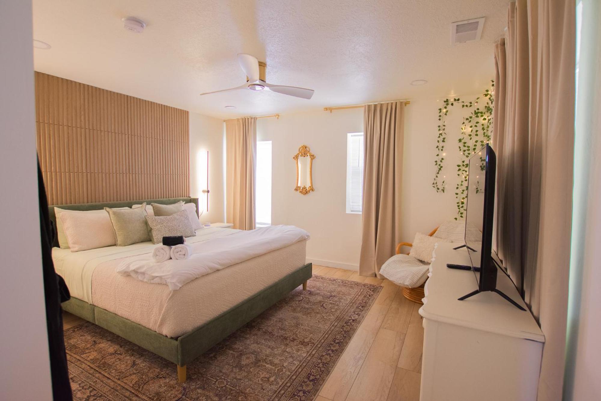 Bohemian Chic An Eclectic Escape-Hot Tub-Pet Friendly-No Pet Fees! Villa แอลบูเคอร์คี ภายนอก รูปภาพ