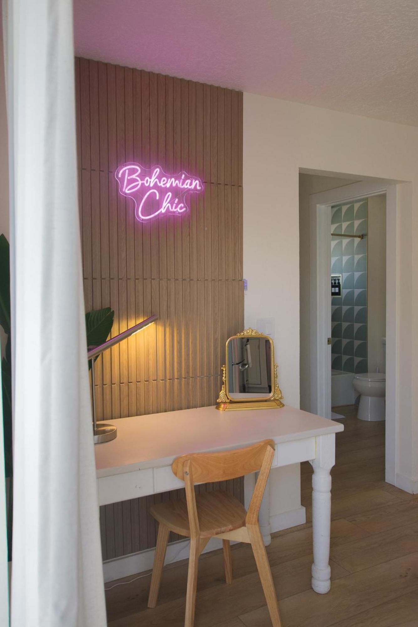 Bohemian Chic An Eclectic Escape-Hot Tub-Pet Friendly-No Pet Fees! Villa แอลบูเคอร์คี ภายนอก รูปภาพ